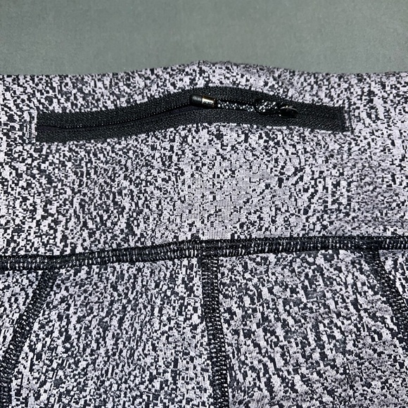 Lululemon Crop Legging. Size 6 - Picture 8 of 8